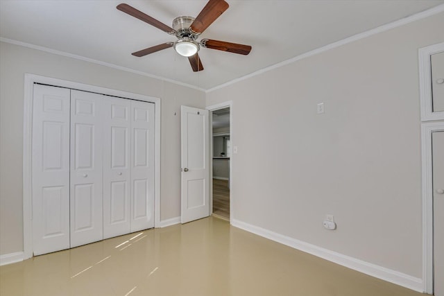 unfurnished bedroom featuring a ceiling fan, a closet, baseboards, and crown molding