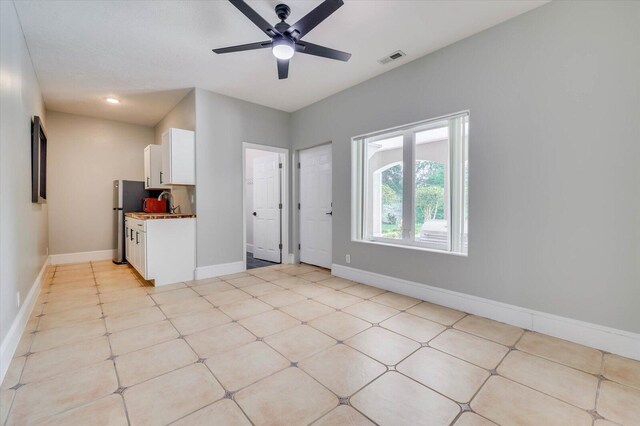 unfurnished room with ceiling fan