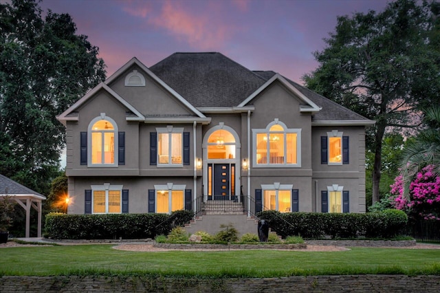 view of front of property featuring a lawn