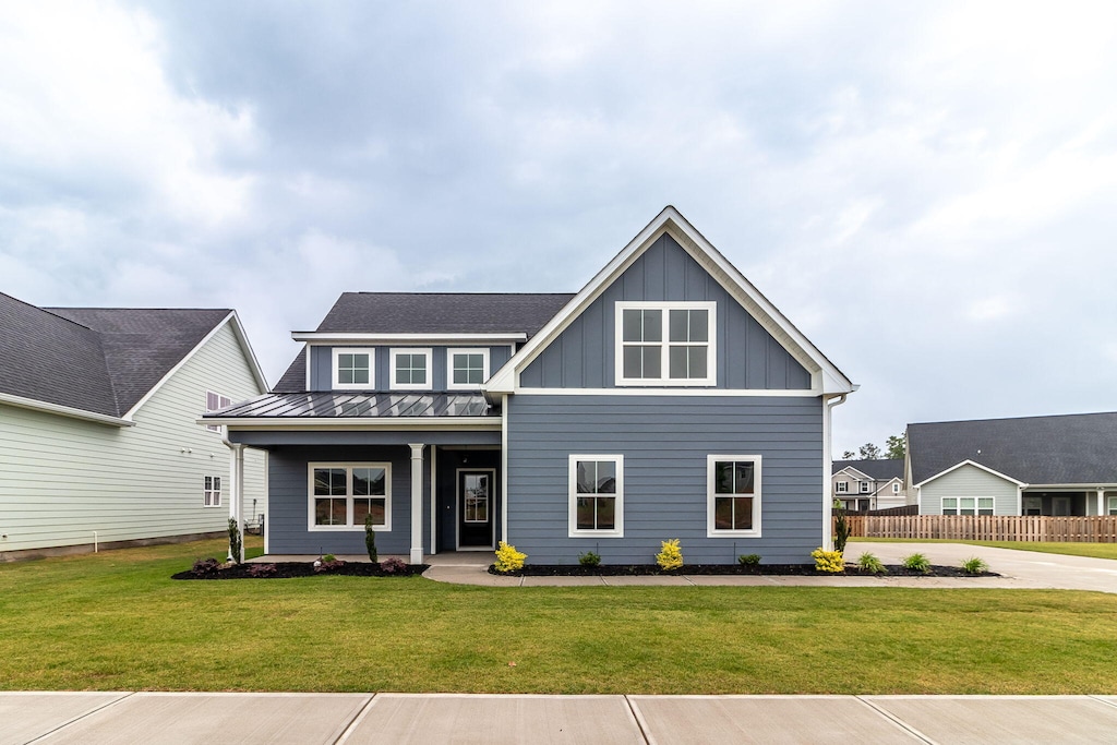 view of front facade featuring a front lawn