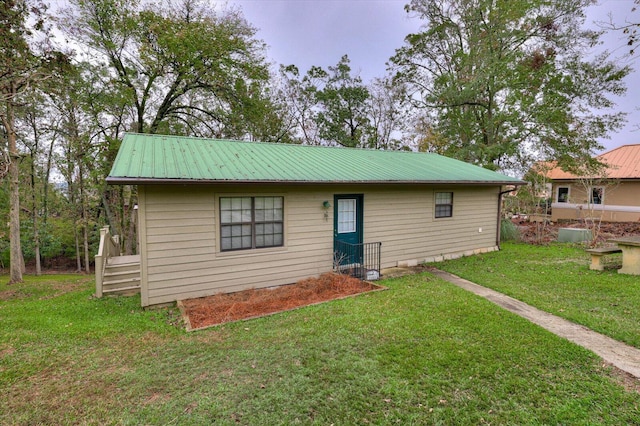 view of front facade with a front yard