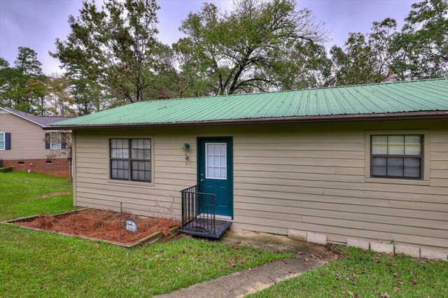 view of front of home with a front lawn