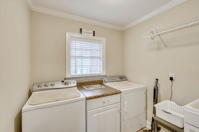 washroom featuring crown molding, cabinets, and independent washer and dryer