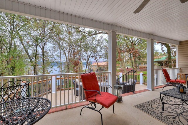 sunroom featuring ceiling fan