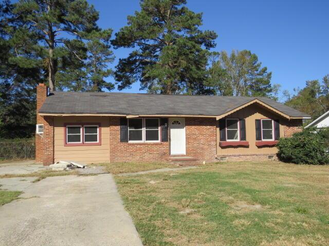 single story home with a front yard