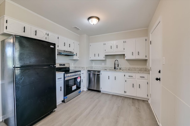 kitchen featuring visible vents, appliances with stainless steel finishes, a sink, light wood finished floors, and under cabinet range hood