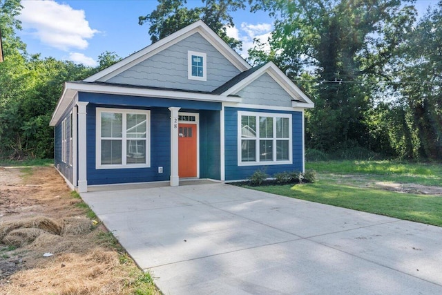 view of front facade featuring a front lawn