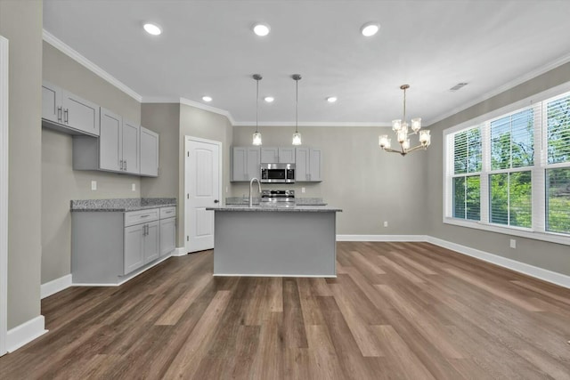 kitchen with visible vents, stainless steel appliances, baseboards, and dark wood-type flooring