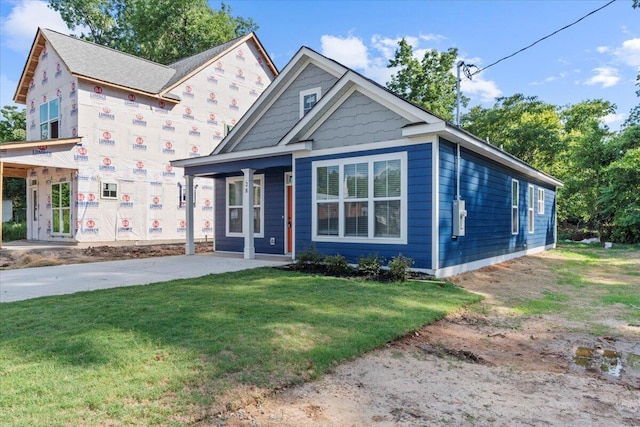 view of front of property with a front yard