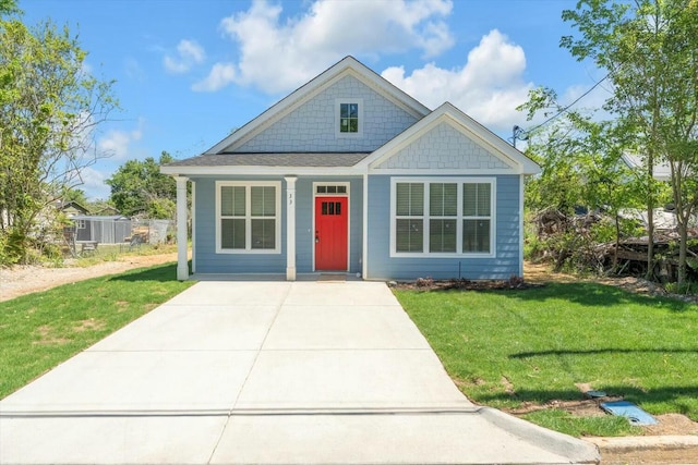 view of front of property featuring a front lawn