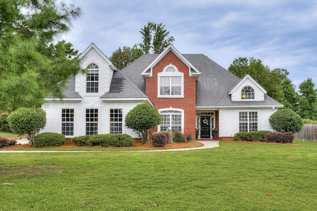 view of front of home featuring a front yard