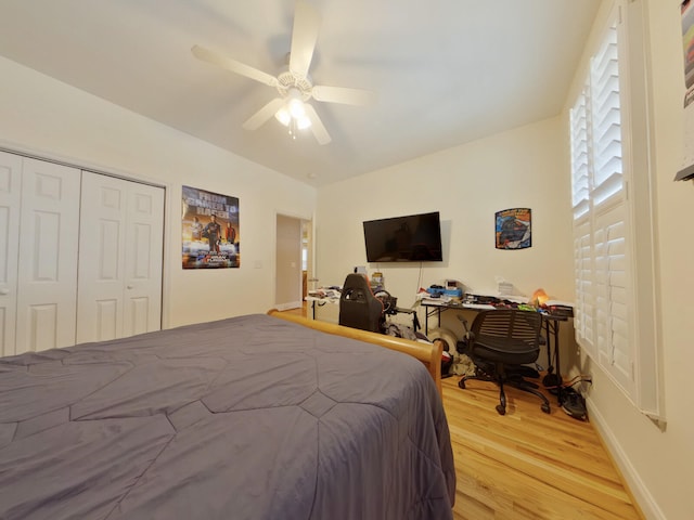 bedroom with light wood-style flooring, a closet, and ceiling fan