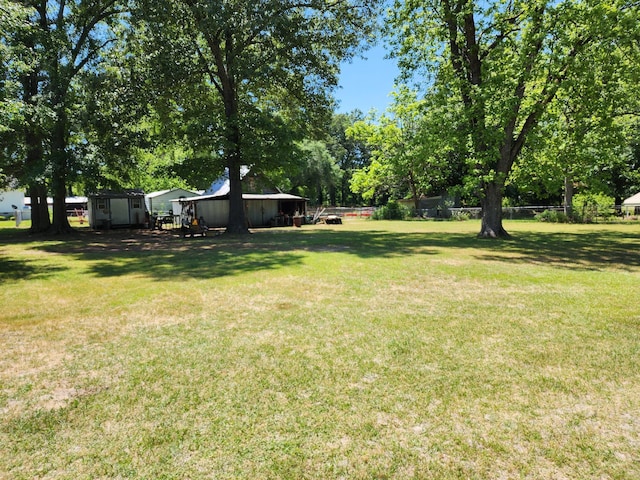 view of yard featuring a storage shed