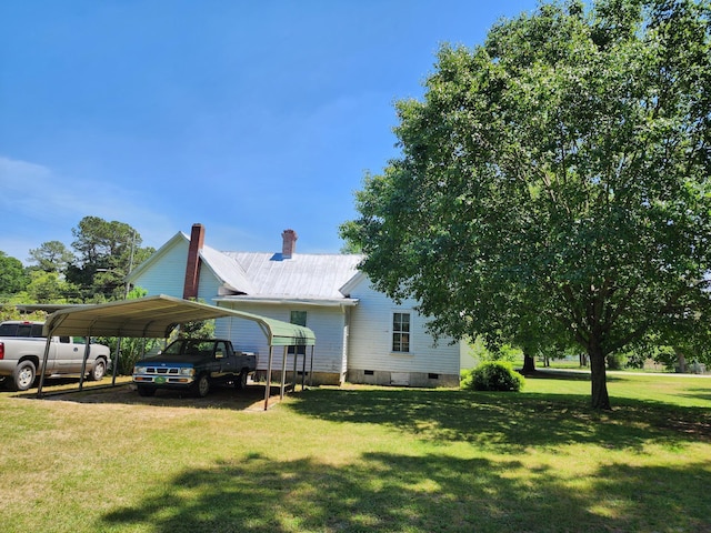 view of front of home with a carport and a front yard