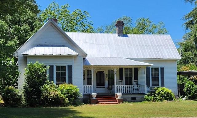 view of front of property featuring a porch and a front lawn