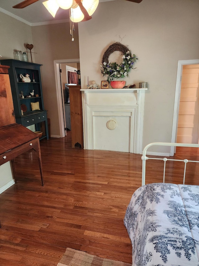 bedroom featuring ceiling fan, dark hardwood / wood-style floors, and crown molding