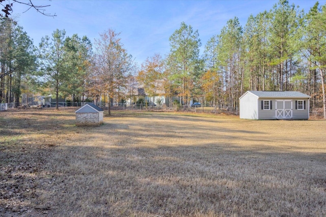 view of yard with an outdoor structure