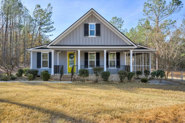 view of front of home with a front lawn