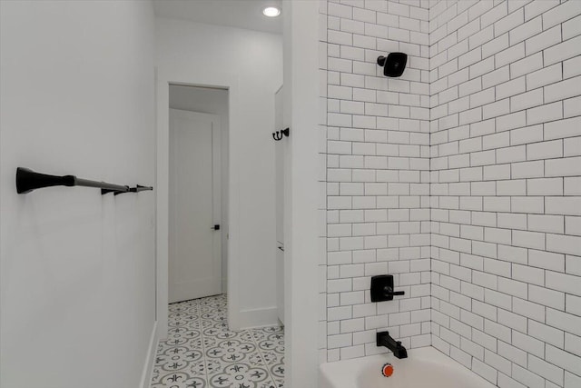 bathroom featuring tiled shower / bath