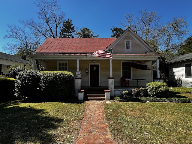 view of front facade featuring a front lawn and a porch