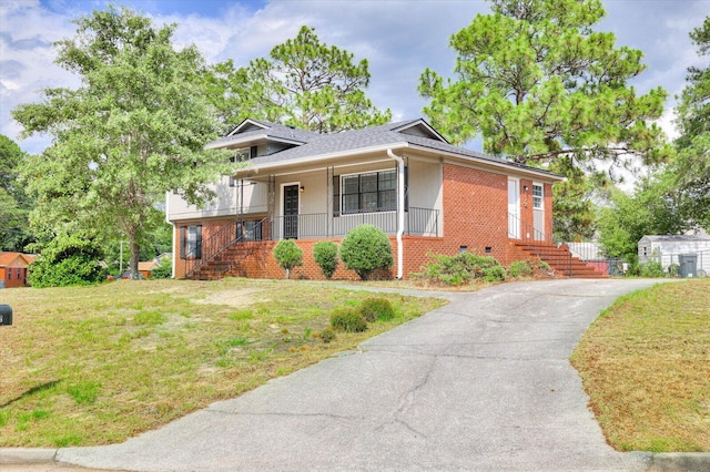 view of front facade featuring covered porch and a front lawn