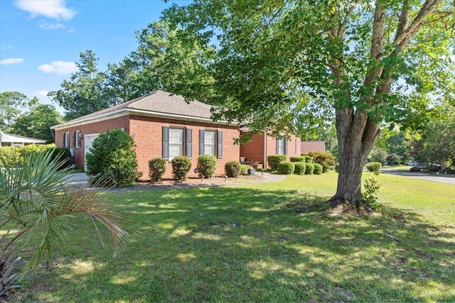 view of front facade featuring a front yard