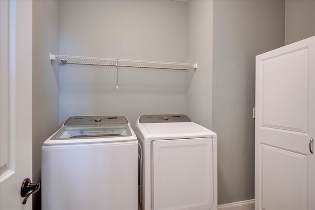 laundry room with laundry area and independent washer and dryer