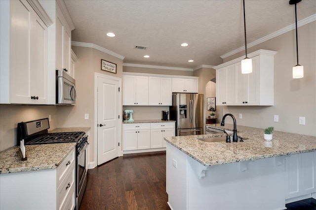 kitchen featuring stainless steel appliances, a peninsula, dark wood-style flooring, a sink, and ornamental molding