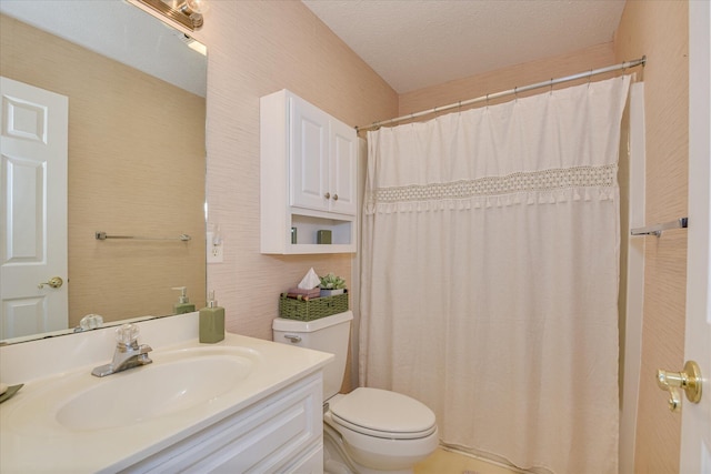 212 Links Pl, Mccormick, SC 29835 - full bathroom featuring toilet, vanity, and curtained shower