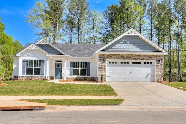 craftsman house featuring a garage and a front lawn