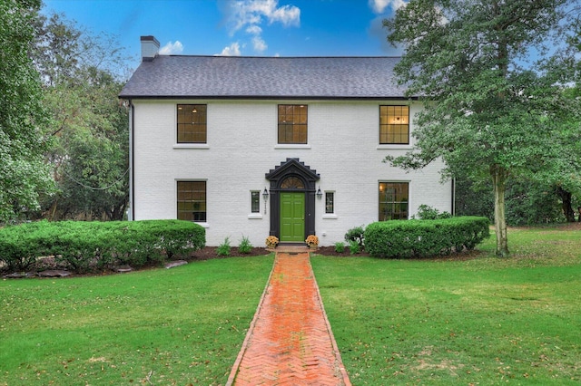 view of front facade with a front lawn