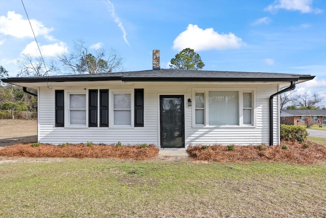 view of front of house featuring a front lawn