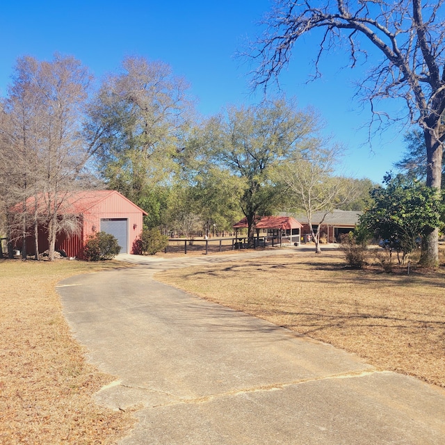 view of yard featuring an outbuilding and driveway