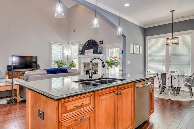 kitchen featuring a sink, open floor plan, stainless steel dishwasher, dark wood-style flooring, and crown molding