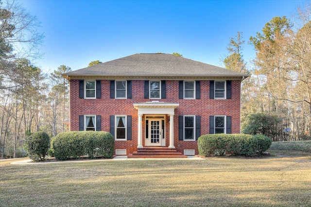 colonial home featuring a front yard