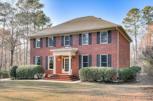 colonial house featuring a front yard