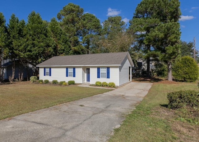 view of front facade with a front yard