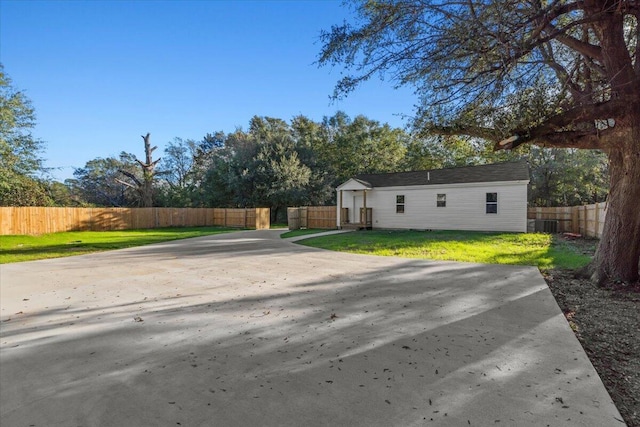 view of front of home with a front lawn