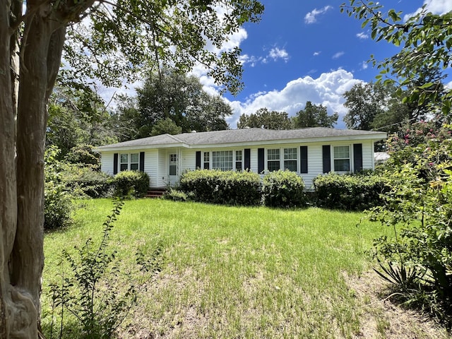 single story home with a front lawn