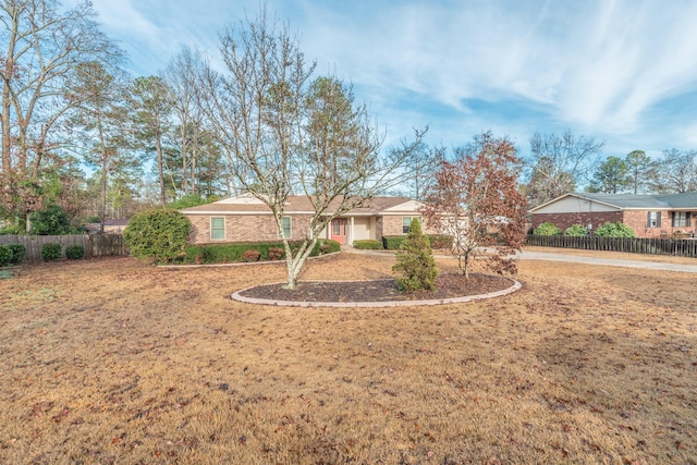 ranch-style home featuring a front lawn