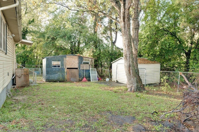 view of yard with a storage shed