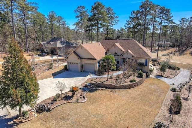 view of front of home with driveway, an attached garage, and stucco siding