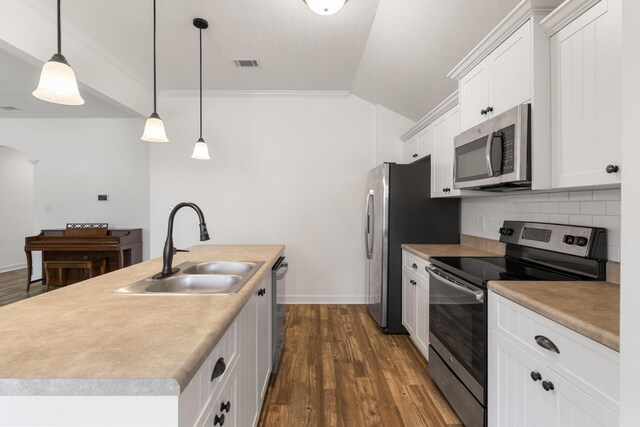 7058 Summerton Dr, Augusta, GA 30909 - kitchen featuring appliances with stainless steel finishes, a sink, visible vents, an island with sink, and vaulted ceiling