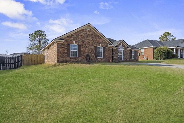 view of front of home featuring a front yard