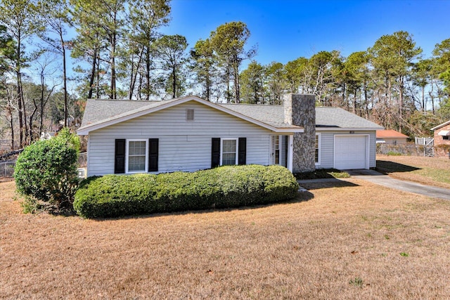 view of front facade featuring a garage and a front lawn