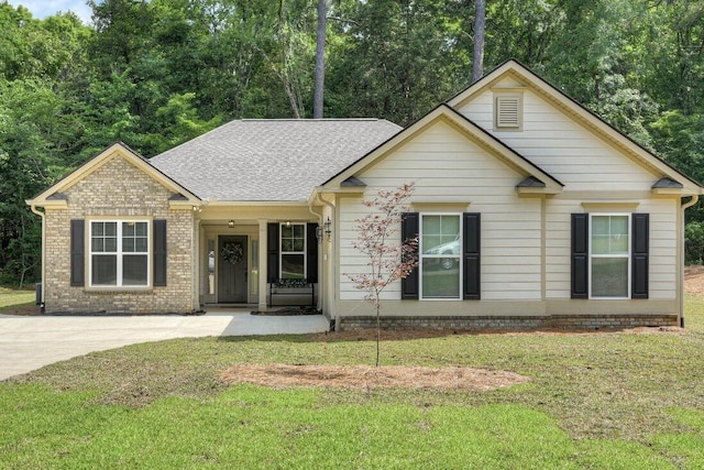 view of front facade featuring a front yard