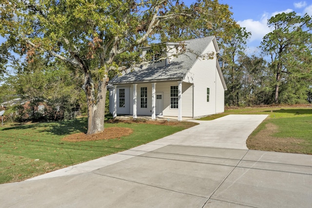 view of front facade featuring a front lawn