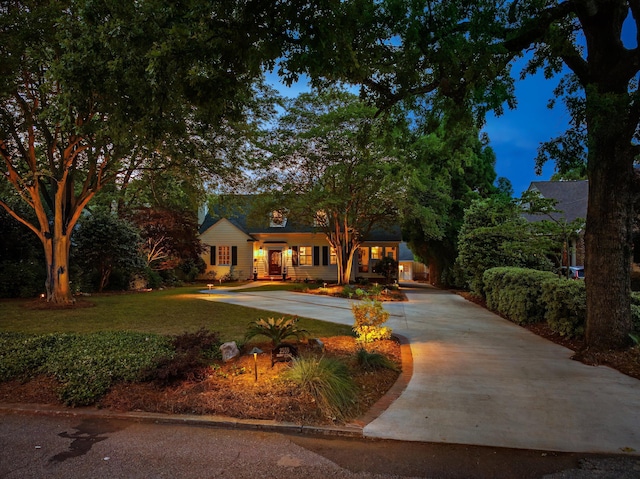 view of front of property featuring driveway and a front yard
