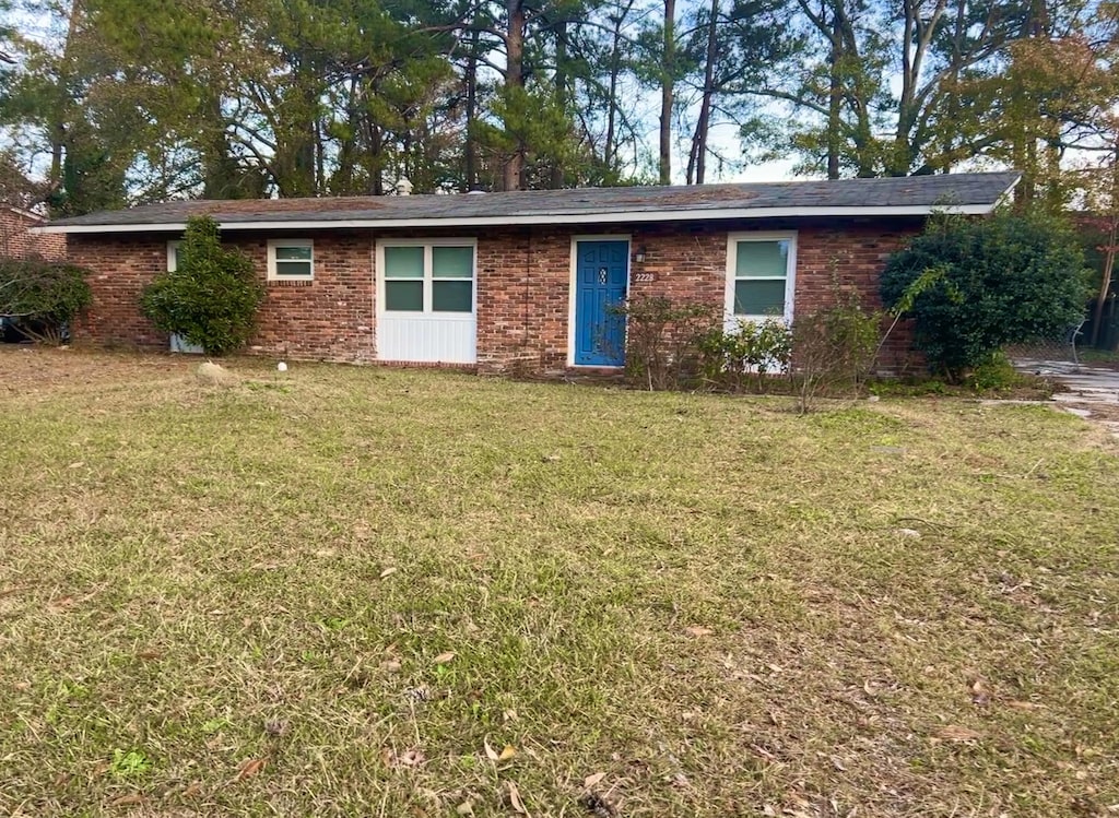 ranch-style house with a front yard