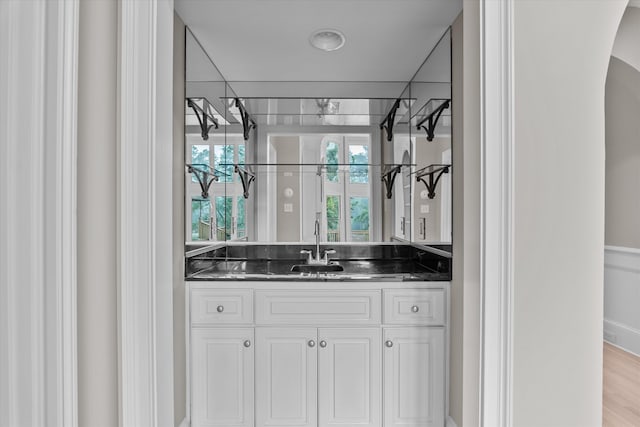 3997 Hammonds Fry, Evans, GA 30809 - bar with arched walkways and a sink